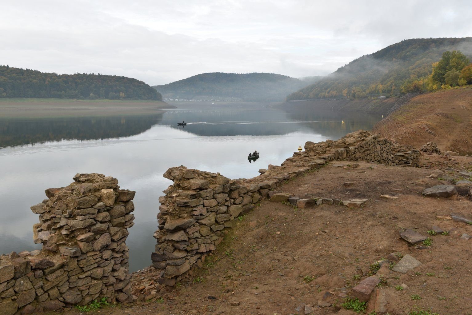 Blick auf die steinernen Überreste der Dorfstelle Berich am Edersee bei Waldeck (Hessen).