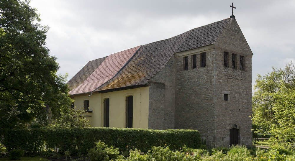 Extra vor 300 Jahren für die Protestanten errichtet - die evangelische Kirche in Hedersleben.