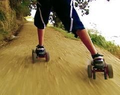 Querfeldein auf zweimal vier Rollen: Mit den Skorpion-Skates geht es auch über Schotter oder Gras. (Foto: dpa)