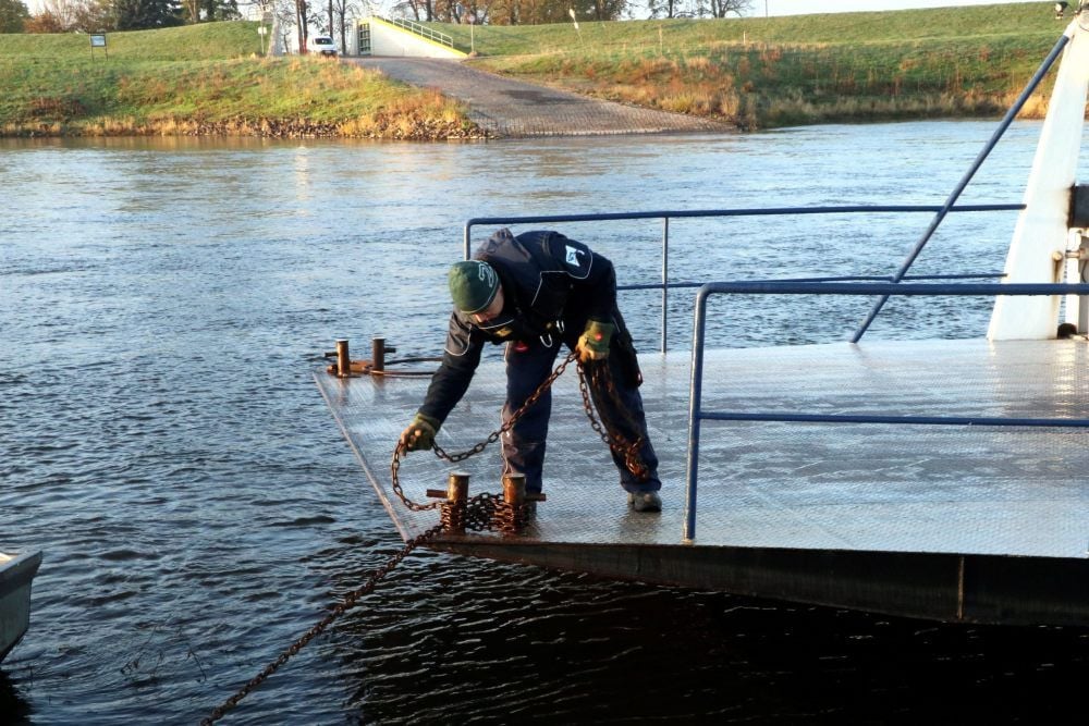 Die letzte Kette wird vor der Abfahrt in Richtung Aken an der Fähre gelöst.