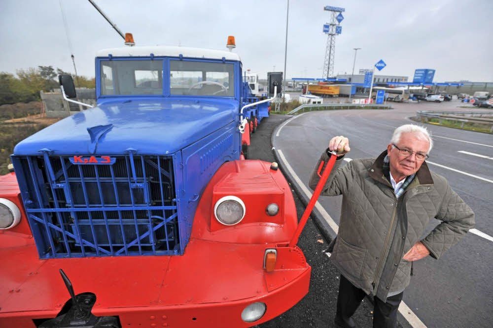 Der Bielefelder Bau-Unternehmer Ulrich Möllmann und sein KrAZ vor dem Autohof an der A9 bei Thalheim
