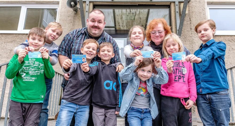 Auch für die Ertüchtigung des Bolzplatzes setzt sich der Kinderrat vom Hort „Kinderspaß“ in Gräfenhainichen, dessen Mitglieder stolz auf ihre Ausweise sind, ein.