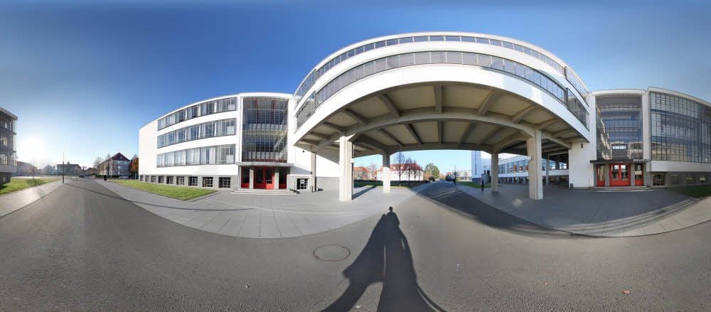 Auch das Bauhaus ist auf dem virtuellen Stadtrundgang in einer Panorama-Ansicht zu entdecken - mit stürzenden Linien.