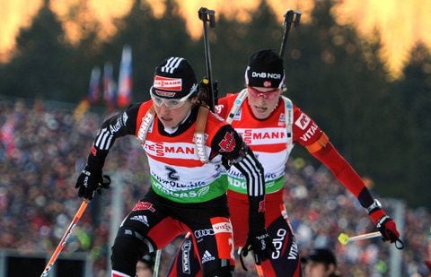Biathlon Weltcup 10 km Verfolgung der Damen in Ruhpolding: Andrea Henkel (l) gefolgt von der Norwegerin Tora Berger in der Loipe. Berger gewinnt das Rennen, Henkel wird zweite. (FOTO: DPA)