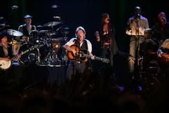 Der US-Sänger Bruce Springsteen (M.) präsentiert am Mittwoch (17.05.2006) bei seinem Konzert mit der «Seeger Sessions Band» in der Festhalle in Frankfurt am Main sein neues Album «We Shall Overcome: The Seeger Sessions». (Foto: dpa)
