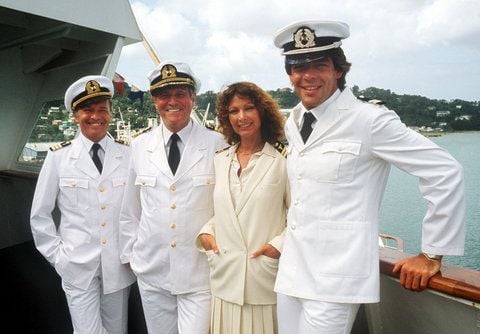 Die «Traumschiff»-Crew von 1983 (l-r) Horst Naumann als Schiffsarzt, Heinz Weiss als Kapitän, Heide Keller als Stewardess und Sascha Hehn als Steward. (FOTO: DPA/ARCHIV)