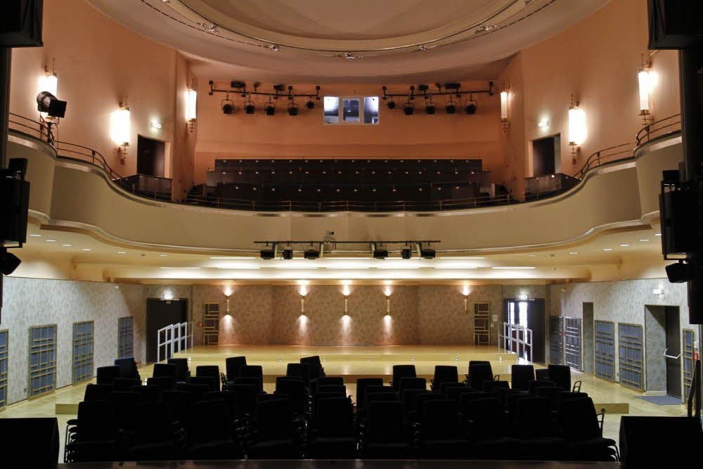 Im Zeitzer Theater „Capitol“ startet in drei Wochen die neue Spielzeit. Noch gibt es im Saal einiges zu tun.
