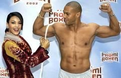 Vor dem "RTL Promi-Boxen 2002" vermisst Verona Feldbusch am Freitag (25.10.2002) in Kln den Oberarm von Moderator Pierre Geisensetter. Geisensetter wird gegen den Schauspieler Claude-Oliver Rudolph in den Ring steigen. Weitere Paarungen sind: Musiker Joey Kelly gegen Schauspieler Ralf Richter und Schauspielerin Michaela Schaffrath gegen Musikerin Doro Pesch.)