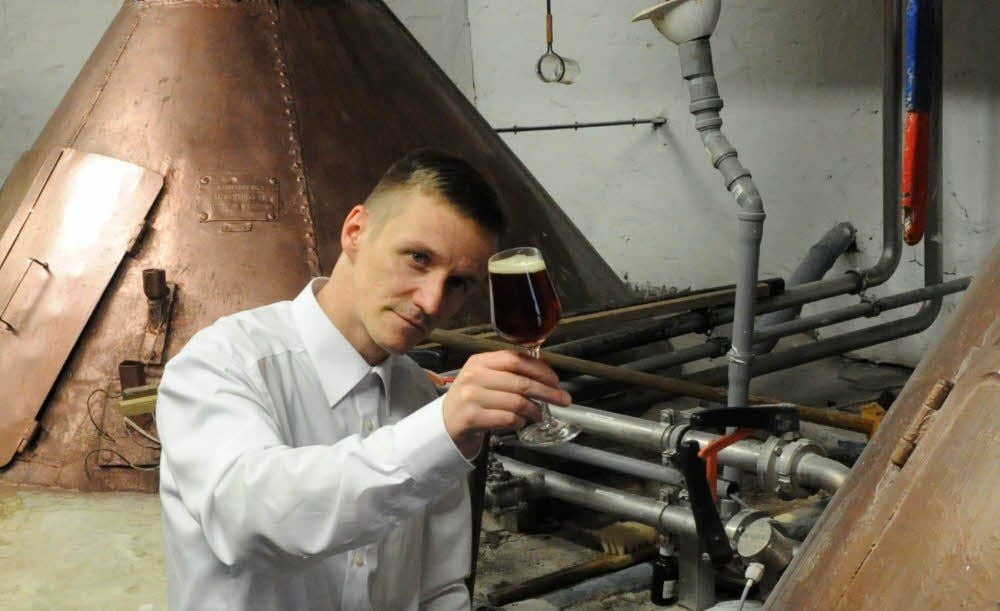 Der frischgekürte Bier-Sommelier Thomas Dobiezynski schaut sich ein Spezialbier an, das in Wippra auf traditionelle Art gebraut wird.