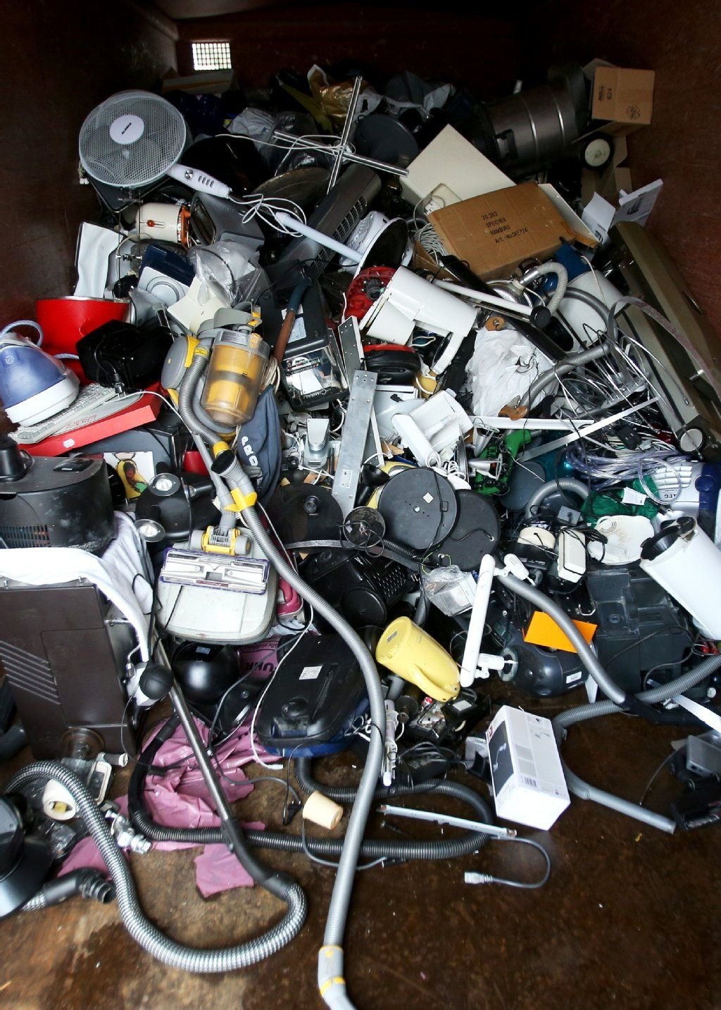 Ausrangierte Haushaltsgeräte und andere Elektrogeräte.