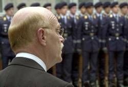 Bundesverteidigungsminister Peter Struck mit Soldaten einer Ehrenformation der Bundeswehr. (Bild: MZ-Archiv)
