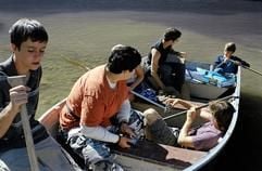 Ryan Kelley, Josh Peck, Scott Mechlowicz, Rory Culkin und Trevor Morgan fahren in dieser Szene aus «Mean Creek» mit einem Paddelboot auf einem Fluss. (Foto: dpa)
