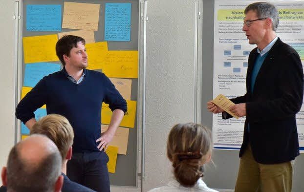 Thomas Martin, Professor an der Hochschule Merseburg, überreicht den Förderpreis der Kulturstiftung an Xaquin Perez (l.).
