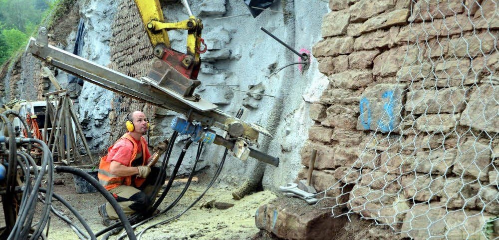 Spannend: Spezialfirma aus Radeberg saniert Stützmauer im Weinbaugebiet.
