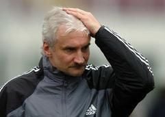 Rudi Völler beobachtet als Teamchef im April 2004 das Training der Nationalelf. (Foto: dpa)