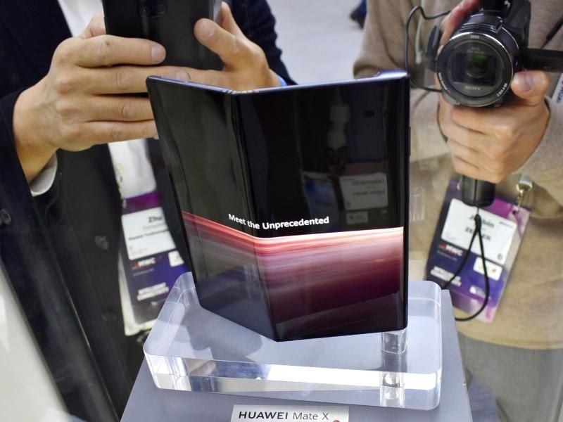 Bald vom neuen Andoid Q unterstützt: Das faltbare Smartphone Huawei Mate X. Foto: Kyodo