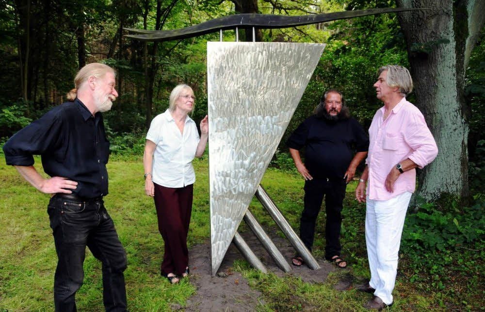 Peter Schöttle und Heidi Brambach waren die Gastgeber, daneben die Künstler Thomas Radeloff und Klaus Duschat (von links) an der Skulptur „Kopfstück mit leichten Schwingungen“.