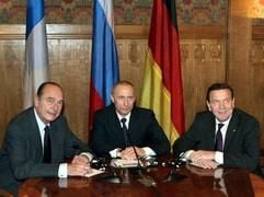 Frankreichs Präsident Jacques Chirac (l.), Russlands Präsident Wladimir Putin (M.) und Bundeskanzler Gerhard Schröder (r.) in St Petersburg (Foto: dpa)