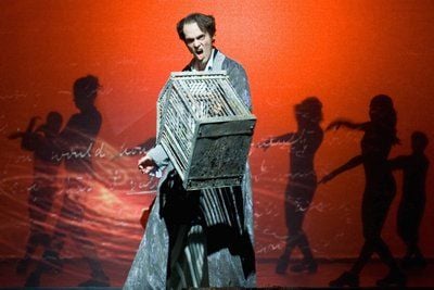 Schauspieler Björn Christian Kuhn (M.) in der Rolle des Edgar Allan Poe am Opernhaus in Halle/Saale bei der Generalprobe des Musicals «Edgar Allan Poe» vor Tänzern des Balletts Rosa der Oper Halle (FOTO: DDP)