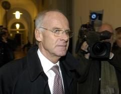Klaus-Henning Hübener, der frühere Chef der Radiologie der Universitätsklinikums Hamburg-Eppendorf (UKE), kommt am Mittwoch (7. Dezember 2005) zur Urteilsverkündung ins Strafjustizgebäude in Hamburg. (Foto: dpa)