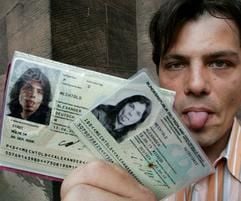 Der Kameramann Alexander Mechtold streckt am Freitag (30.07.2004) in Düsseldorf die Zunge heraus. Er zeigt seit seiner Jugend auf allen Fotos für Ausweise und Dokumente seine Zunge - aus einem jugendlichen Jux hat sich ein Dauergag entwickelt. (Foto: dpa)