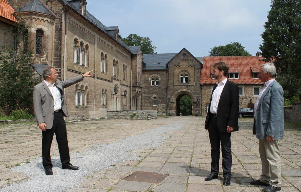 Rainer Mertesacker (DSD), Bürgermeister Denis Loeffke und Rainer Schulze, Vorsitzender des Vorstands der Stiftung Kloster Ilsenburg (von li.)
