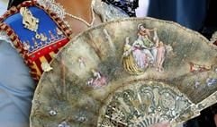 Fächer gehören in Spanien zum Alltag. Schon die alten Ägypter hatten Fächer benutzt. Die faltbare Version, wie man sie heute kennt, ist jedoch jünger. Sie soll auf die Erfindung eines Japaners im siebten Jahrhundert zurückgehen. (Foto: dpa)