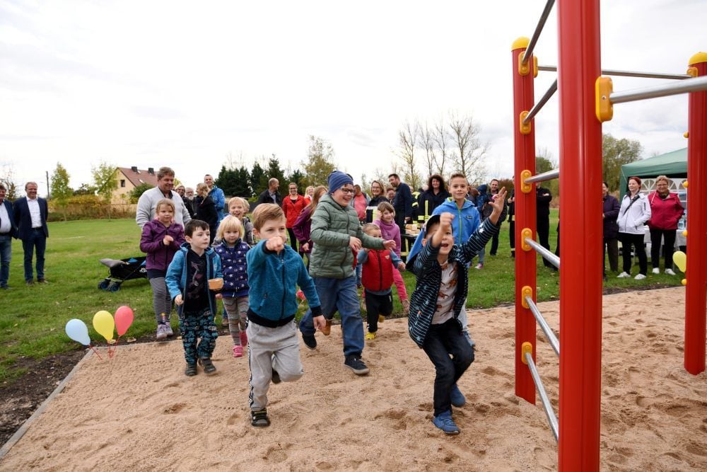 5-4-3-2-1 - und los: Die Zabitzer Kinder nehmen ihren neuen Spielplatz in Besitz und fangen mit dem Klettergerüst an.