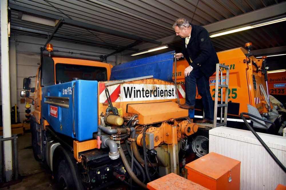 Manchmal muss auch der Chef mit ran, auch wenn sich Christian Gast darauf verlassen kann, dass alles auf den Winterdienst vorbereitet ist.