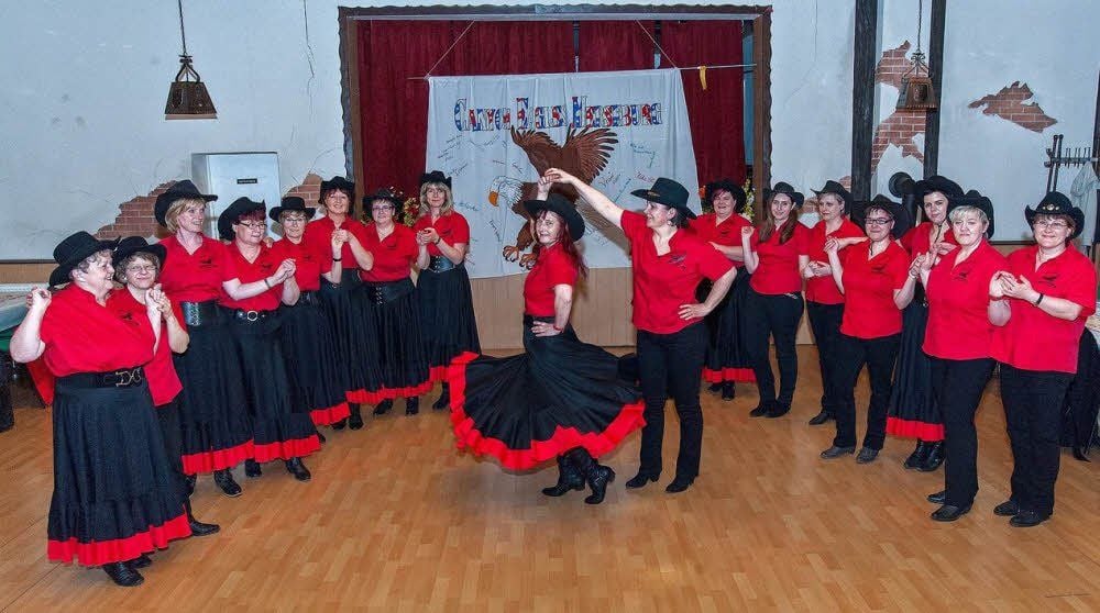 Die Canyon Eagles proben unter Anleitung von Heike Hamann (Mitte).