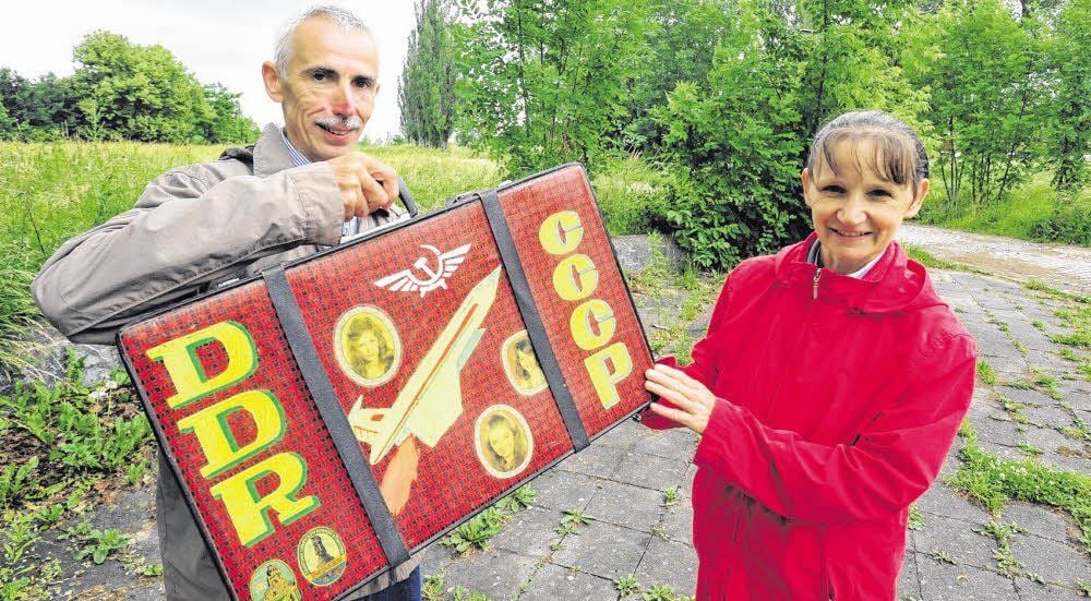 Ein Koffer voller Erinnerungen - Vitali Loboda ist mit seiner Frau Raissa nach Weißenfels zurückgekehrt. Hier diente er als Sowjetsoldat.