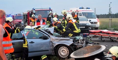 Bei dem Unfall wurden der 74-Jährige und seine 71 Jahre alte Beifahrerin im Auto eingeklemmt. (FOTO: KUHN)