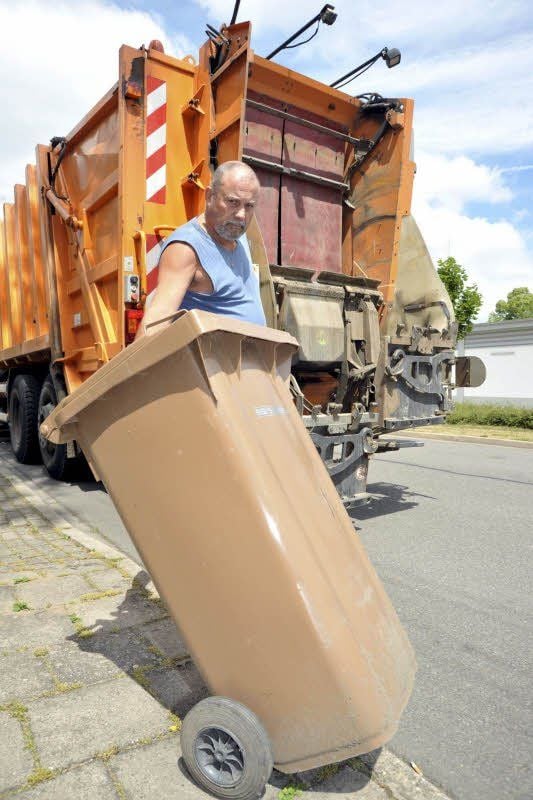 Harald Fritsche entleert die braune Tonne in der Schillerstraße in Bernburg. Sie wird ab 1. Januar Pflicht.