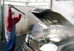 Nicht einfach munter draufhalten - bei einer Motorwäsche darf der Hochdruckreiniger nur ganz vorsichtig eingesetzt werden (Foto: dpa)