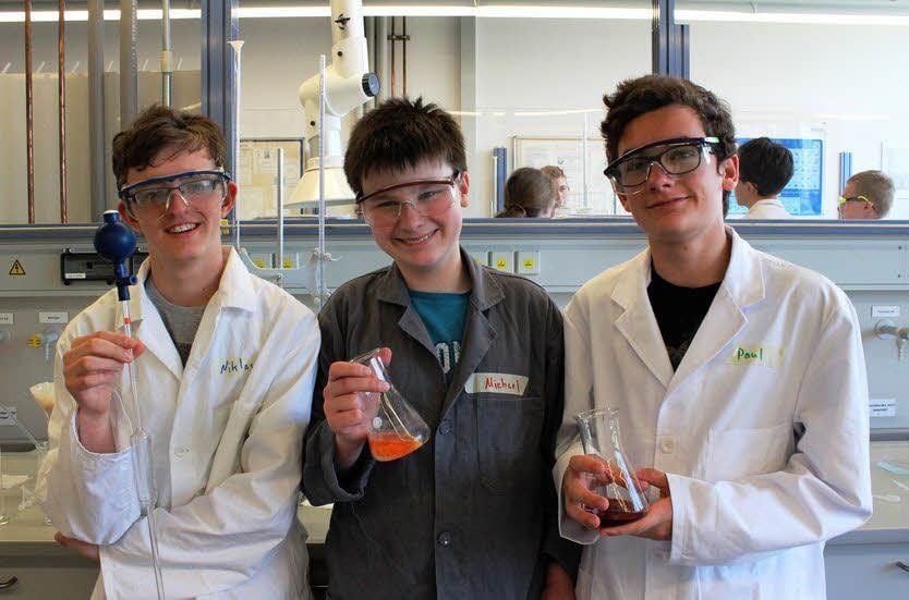 Niklas Geue, Michael Flechsig und Paul Rathke (v.l.) im Labor.