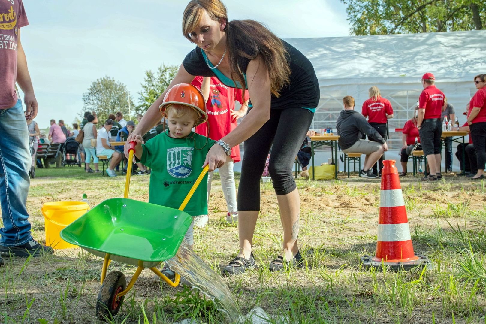 Der Nachwuchs packt an: Beim Fest der Vereine im September 2018 in Schadeleben steuerte Lilly mit Mamas Hilfe Wasser mit der Schubkarre