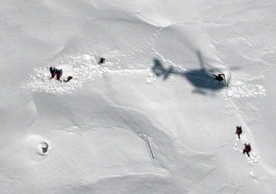 Das Foto der Polizei zeigt Helfer der Bergwacht, die sich zur komplett vom Schnee verschütteten Oberkaseralm bei Sachrang im Chiemgau (Oberbayern) vorarbeiten. (FOTO: DPA)