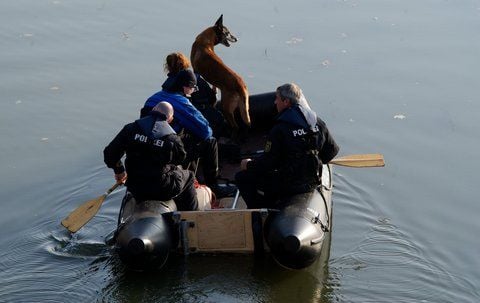 Mit einem Leichenspürhund suchte die Polizei im Elsterflutbett in Leipzig nach Leichenteilen. (ARCHIVFOTO: DPA)