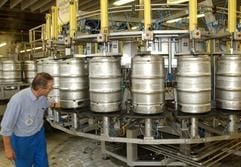 Das Archivbild zeigt die Kontrolle der Fassabfüllung in der Warsteiner-Brauerei in Warstein. (Foto: dpa)