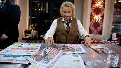TV-Moderator Thomas Gottschalk posiert in Berlin am Schreibtisch seiner ARD-Vorabendshow «Gottschalk Live». (FOTO: DPA)