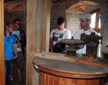 Turm-Holländermühle am Ortsrand von Naundorf