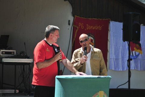 Uwe Ampler (r.) steht Lothar Riese Rede und Antwort. (FOTO: MZ)