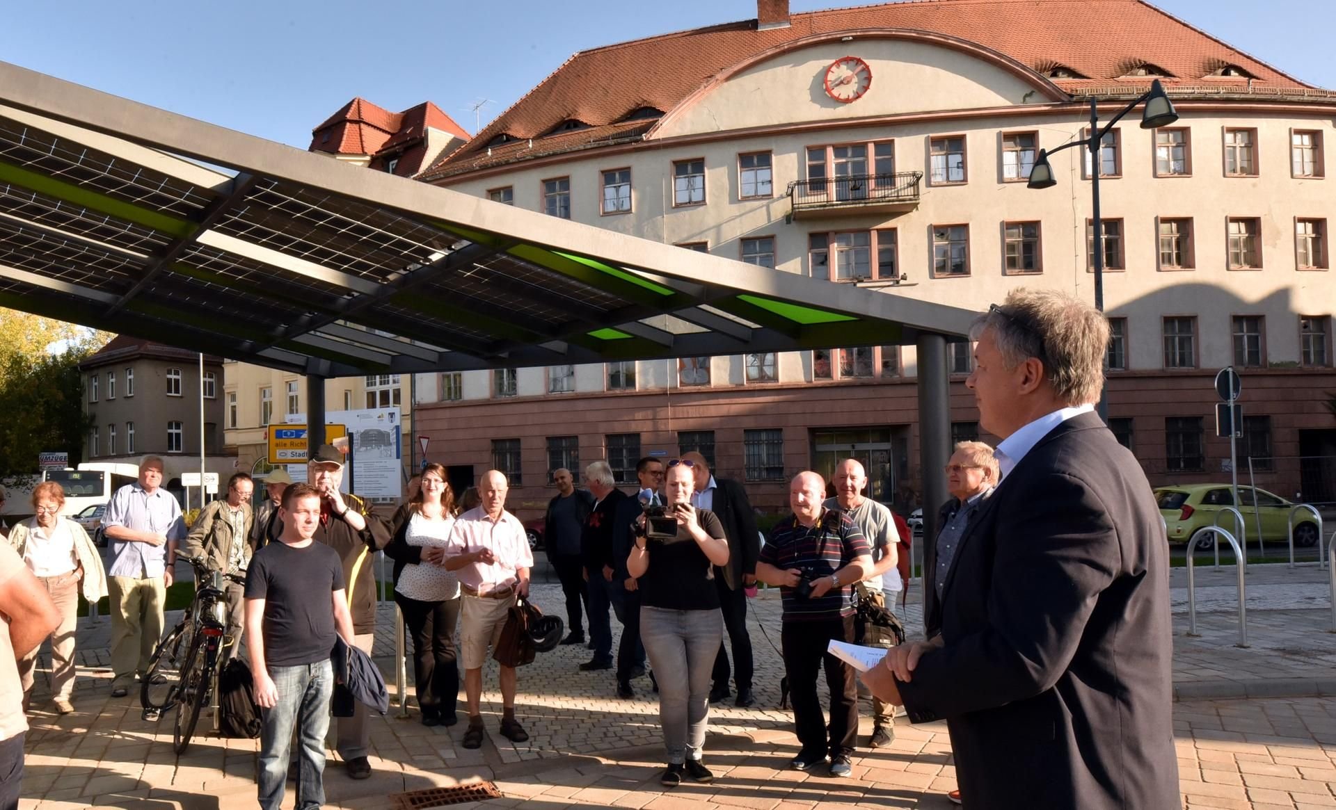 Oberbürgermeister Robby Risch (rechts) hat am Montagnachmittag offiziell den neuen Klimaparkplatz am Niemöllerplatz eröffnet.