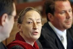 Die wegen fünffachen Mordes an Patienten angeklagte Berliner Charité-Schwester Irene B. sitzt am Freitag (29.06.07) im Saal 700 des Landgerichtes in Berlin zwischen ihren Anwälten. (Foto: ddp)