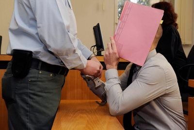 Edis K., der mutmaßliche Erpresser des US-Topmodels Cindy Crawford, zeigt den Pressefotografen vor Gericht in Kirchheim einen Stinkefinger. (FOTO: DPA)