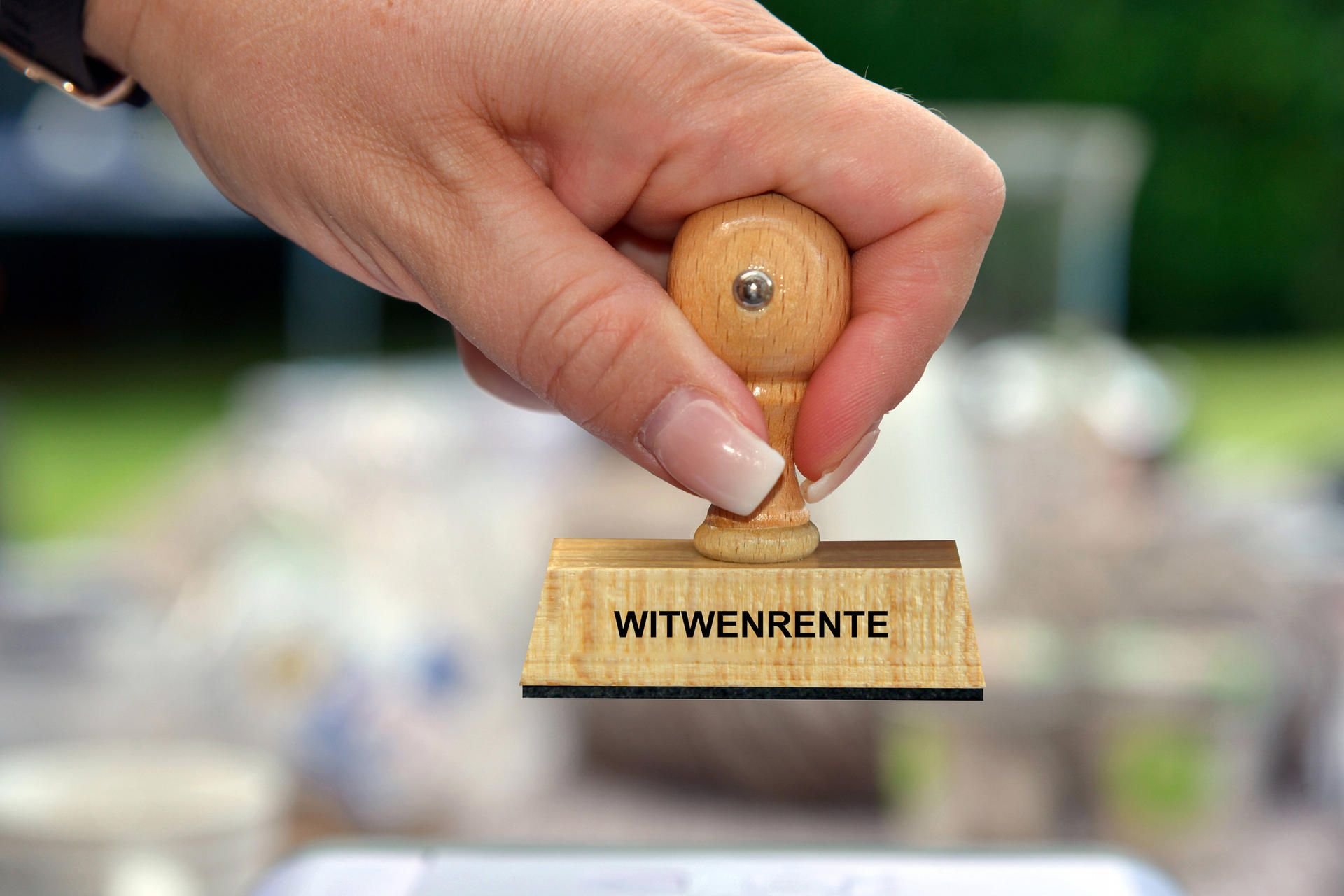 Ein Stempel mit der Aufschrift „Witwenrente“