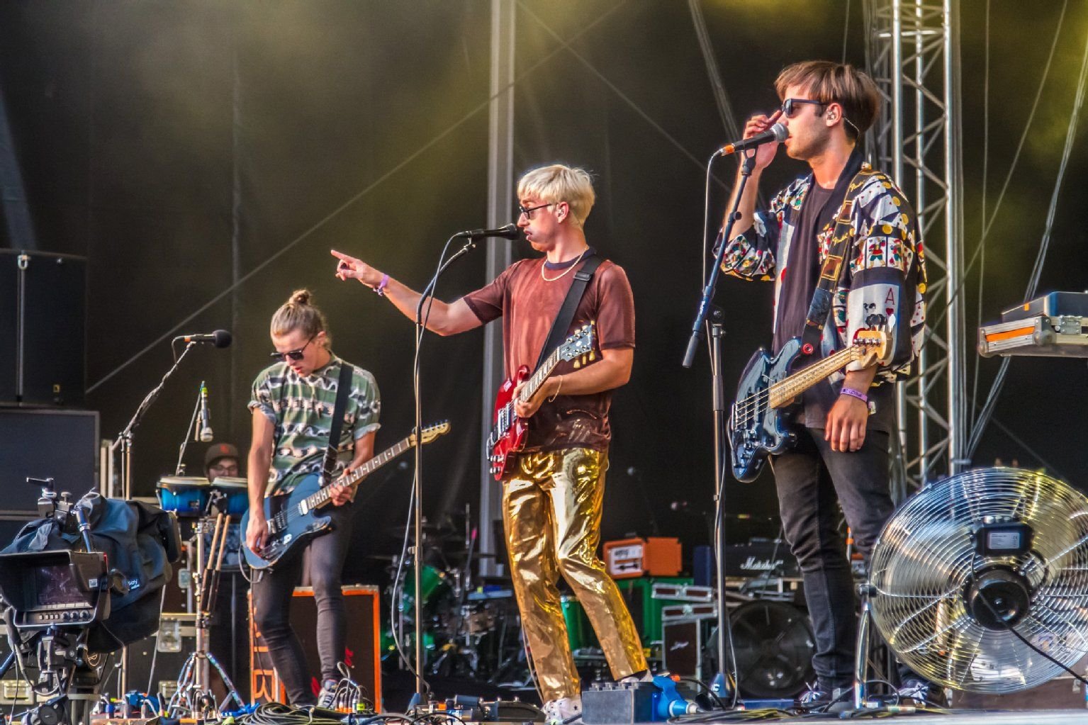 Die Band Bilderbuch auf dem Melt!-Festival 2015.
