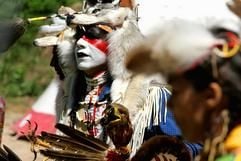 Der Indianer Moses Little Bear (M., vom Stamm der Cherokee, USA) steht mit weiteren Indianern zum Pressetermin anlässlich der Eröffnung der 16. Karl-May-Festtage am Hohen Stein in Radebeul. (Foto: ddp)