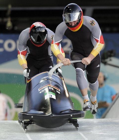 Karl Angerer und Gregor Bermbach starten im Zweierbob bei den Olympischen Spielen in Kanada. In der neuen Witnersaison sind sie die Schnellsten in Altenberg gewesen. (FOTO: DPA)