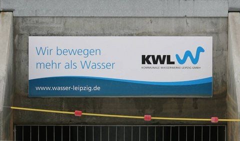 Der Slogan «Wir bewegen mehr als Wasser» steht in Markkleeberg bei Leipzig auf einem Plakat der Kommunalen Wasserwerke Leipzig. (FOTO: DPA) (FOTO: DPA)